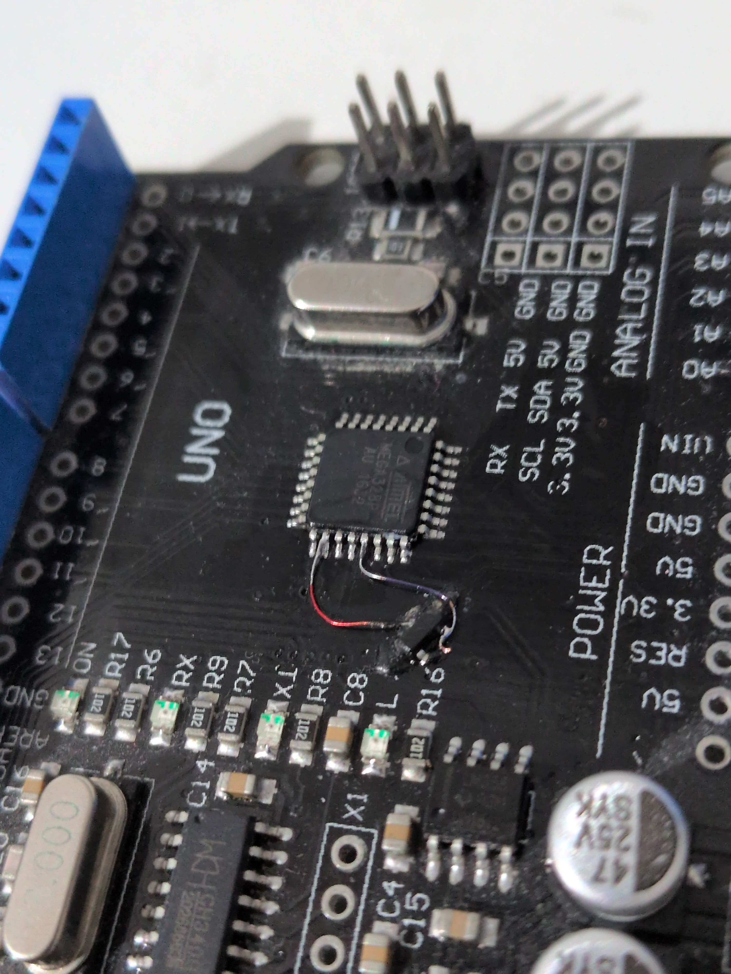 Modified Arduino UNO with deadbugged Si2302 mosfet crowbar glitching the power rail